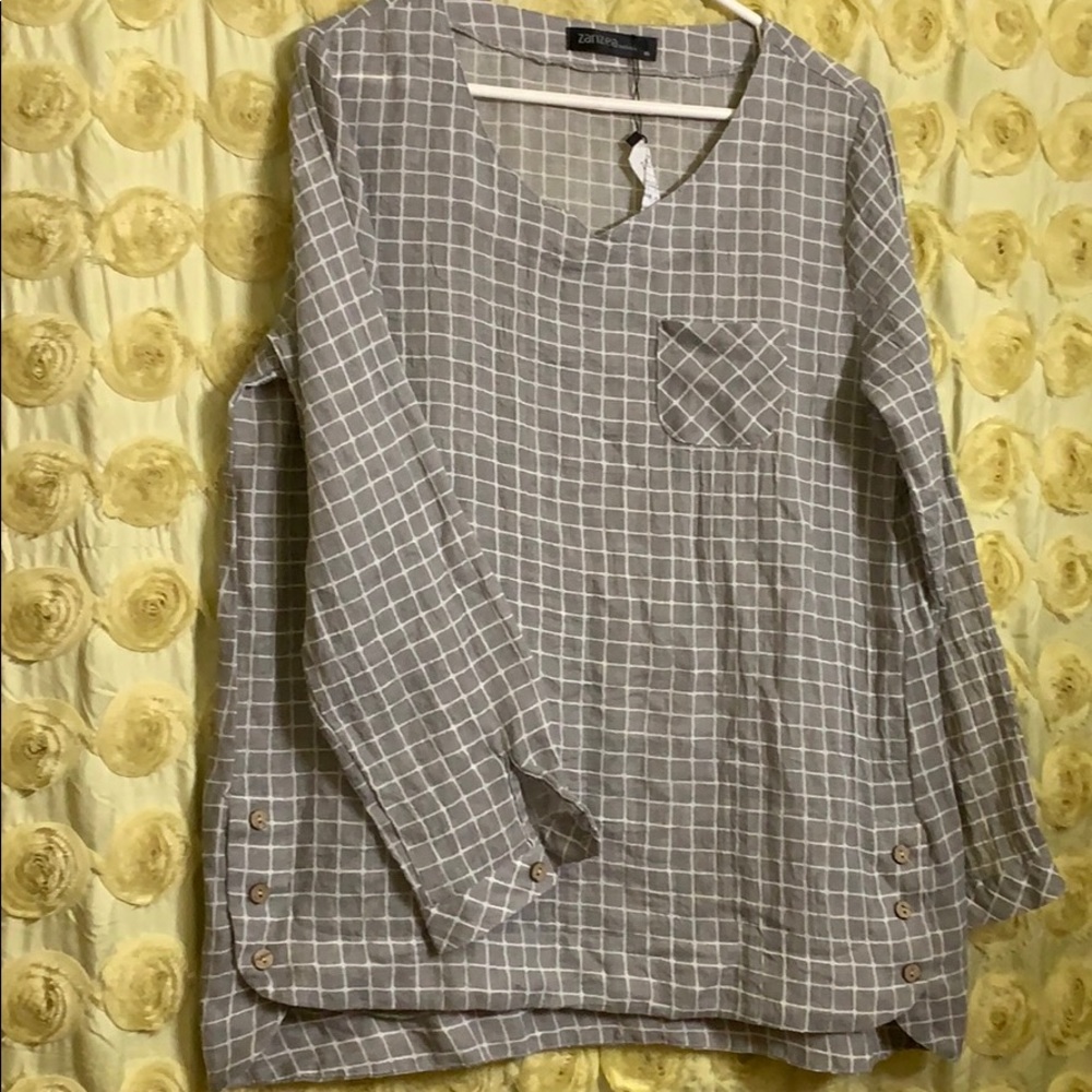 Lightweight gauze like top-wood buttons, v neck